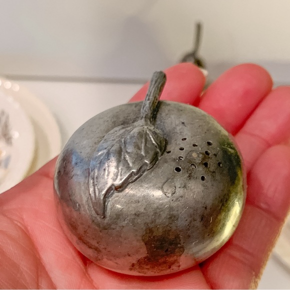 Johnson Bros Garden Bouquet Saucer Plates And Fruit Bowls Dishes Shakers 6 Pc - Picture 11 of 14